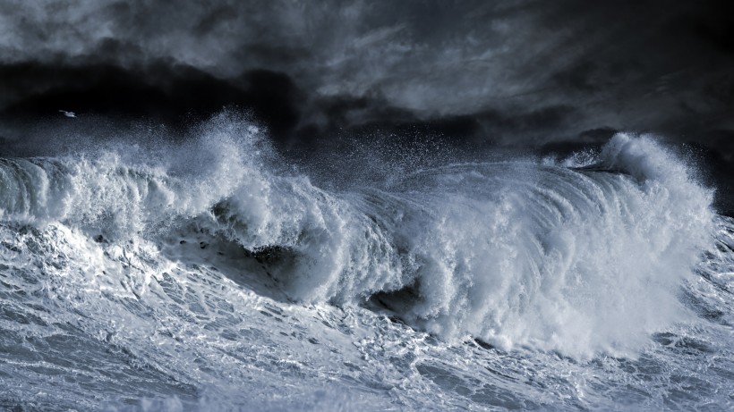 点击大图看下一张：大海上的巨浪图片