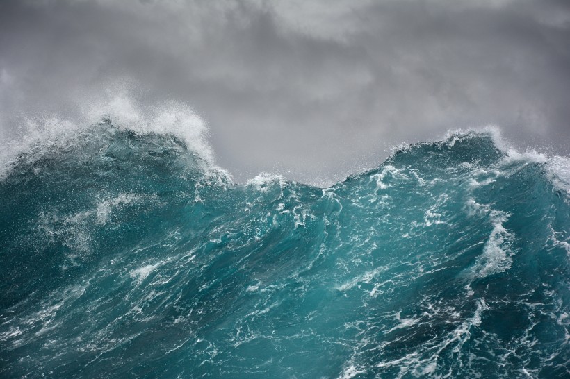 点击大图看下一张：大海上的巨浪图片