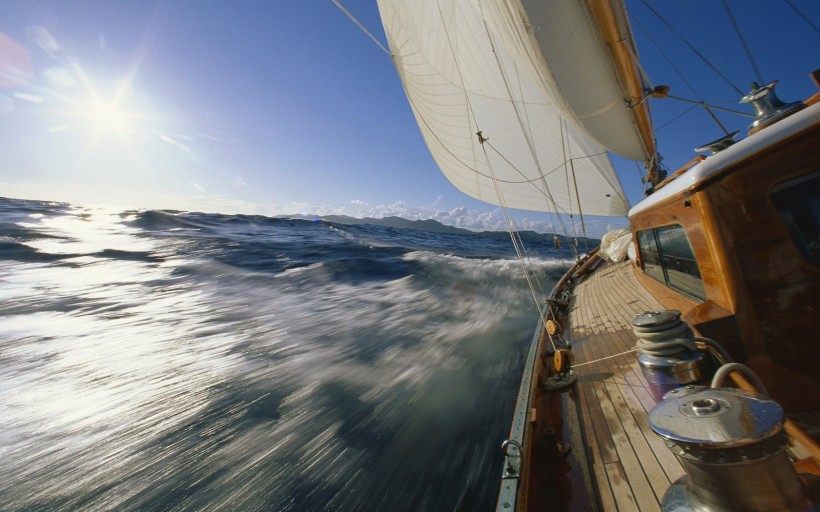 点击大图看下一张：大海与帆船图片
