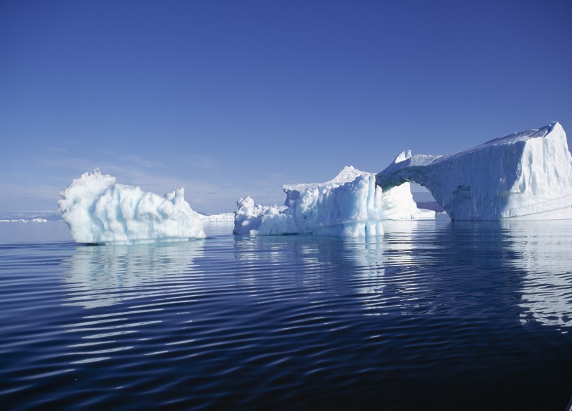 点击大图看下一张：大海中的冰山图片