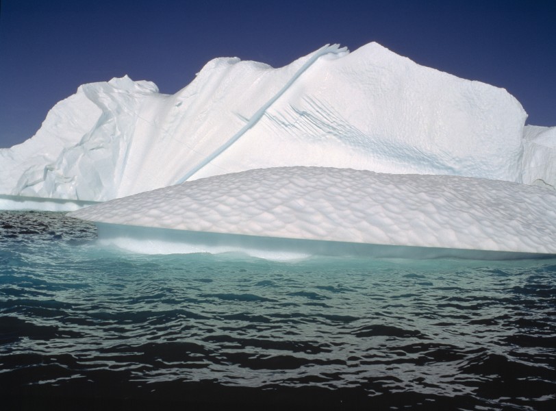 点击大图看下一张：大海中的冰山图片