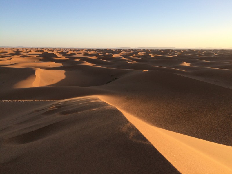 点击大图看下一张：大漠里的风光图片