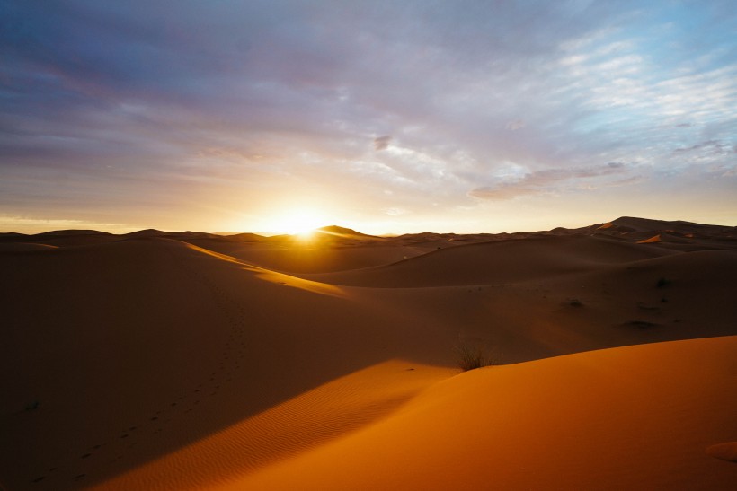 点击大图看下一张：大漠里的风光图片