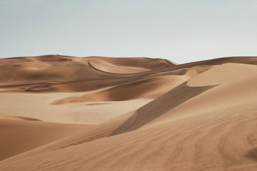 点击大图看下一张：壮阔的沙漠图片