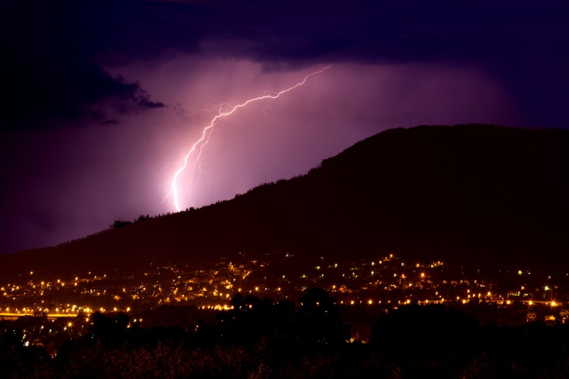 点击大图看下一张：电闪雷鸣的夜空景象图片
