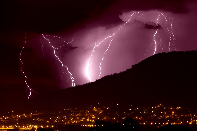 点击大图看下一张：电闪雷鸣的夜空景象图片