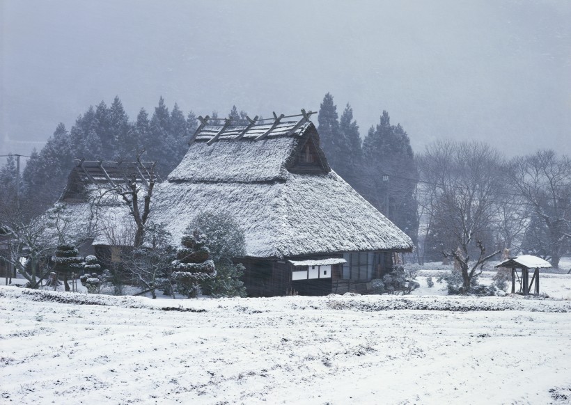 点击大图看下一张：冬季的村庄图片