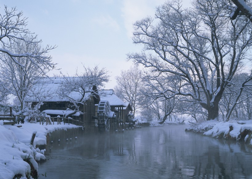 点击大图看下一张：冬季的村庄图片