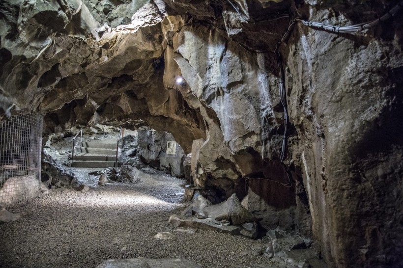 点击大图看下一张：探险石头洞穴图片
