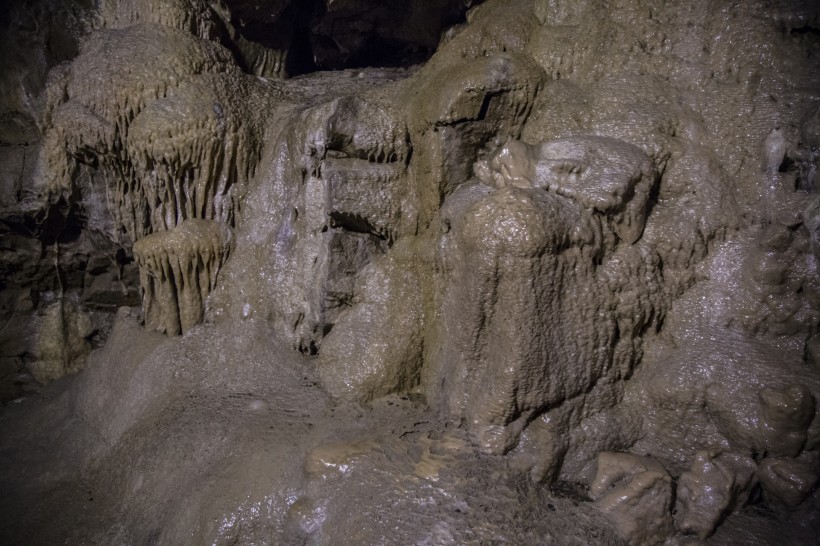 点击大图看下一张：探险石头洞穴图片