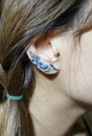 纹在耳朵上面的一组小花花纹身图案