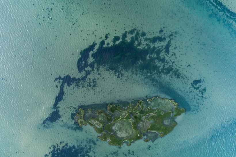 点击大图看下一张：海岛鸟瞰图片
