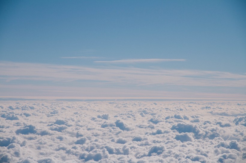 点击大图看下一张：高空中的云层图片