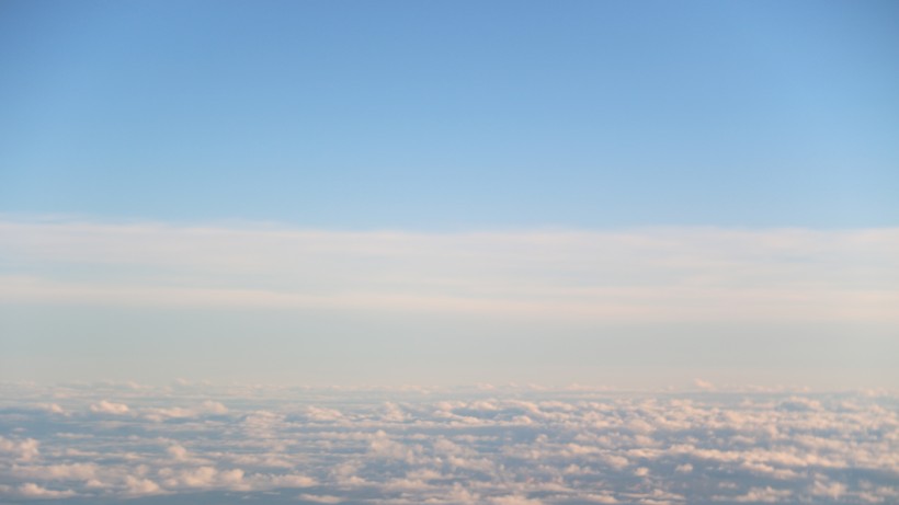 点击大图看下一张：高空中的云层图片