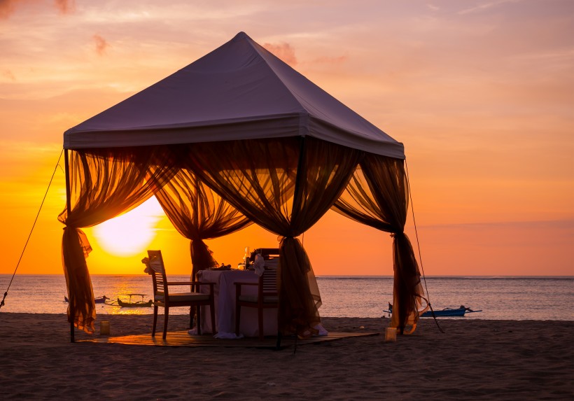 点击大图看下一张：海边浪漫的帐篷图片