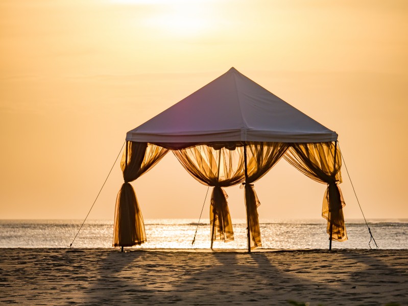 点击大图看下一张：海边浪漫的帐篷图片