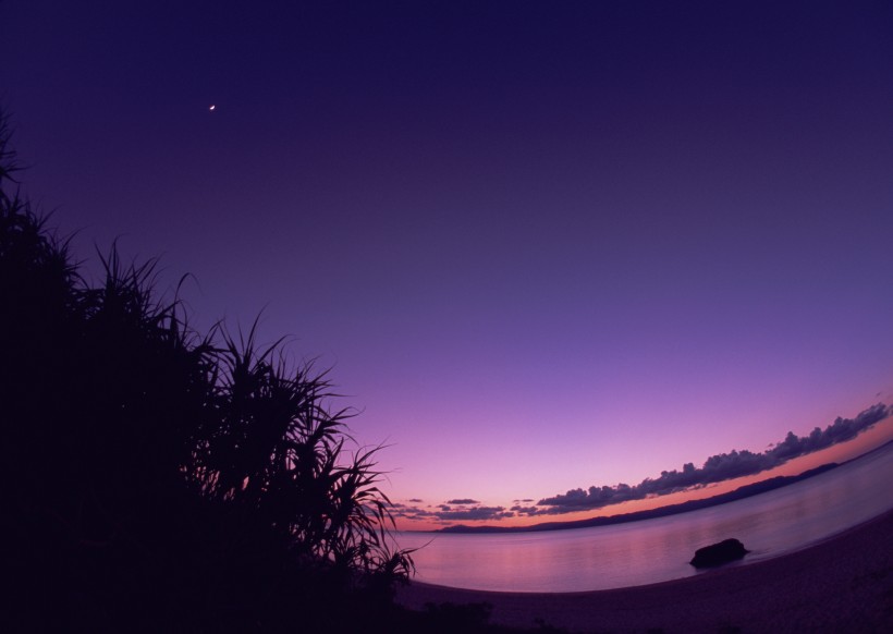 点击大图看下一张：海边落日唯美紫霞图片