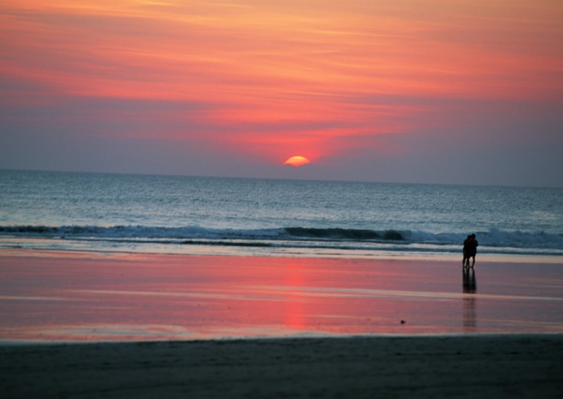点击大图看下一张：海边夕阳剪影图片