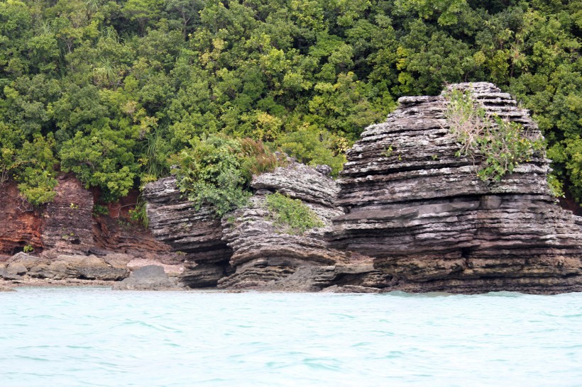 点击大图看下一张：海边岩石图片