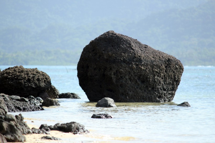 点击大图看下一张：海边岩石图片