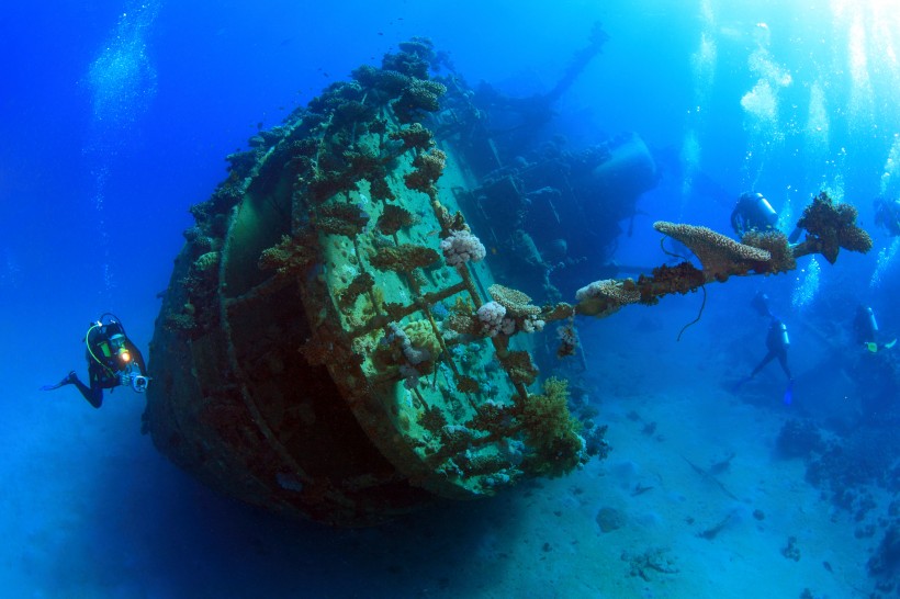 点击大图看下一张：海底沉船景色图片