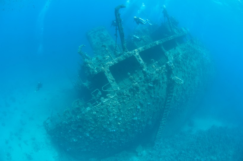 点击大图看下一张：海底沉船景色图片