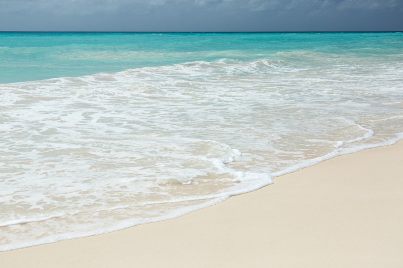 点击大图看下一张：白色沙滩上的海浪图片
