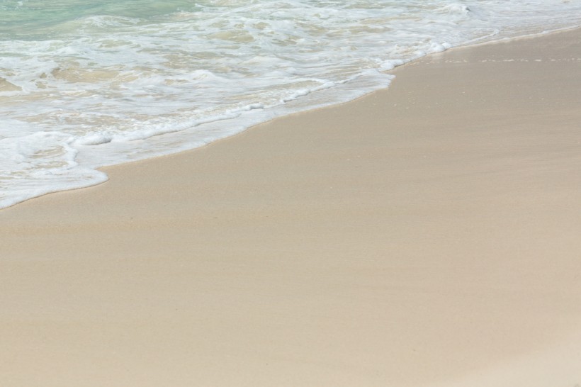 点击大图看下一张：白色沙滩上的海浪图片