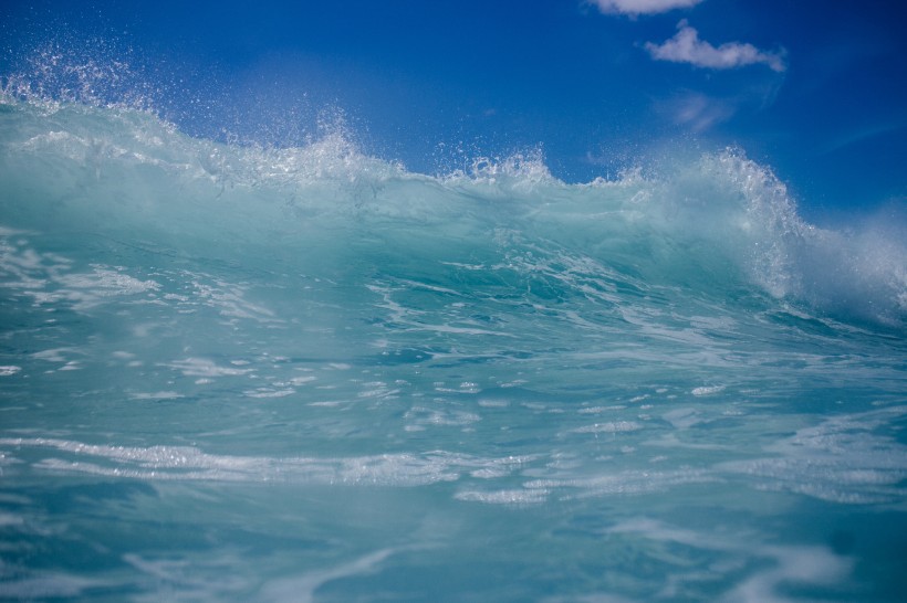 点击大图看下一张：波涛汹涌的大海图片