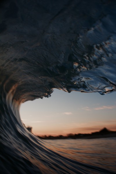 点击大图看下一张：大海中的海浪图片