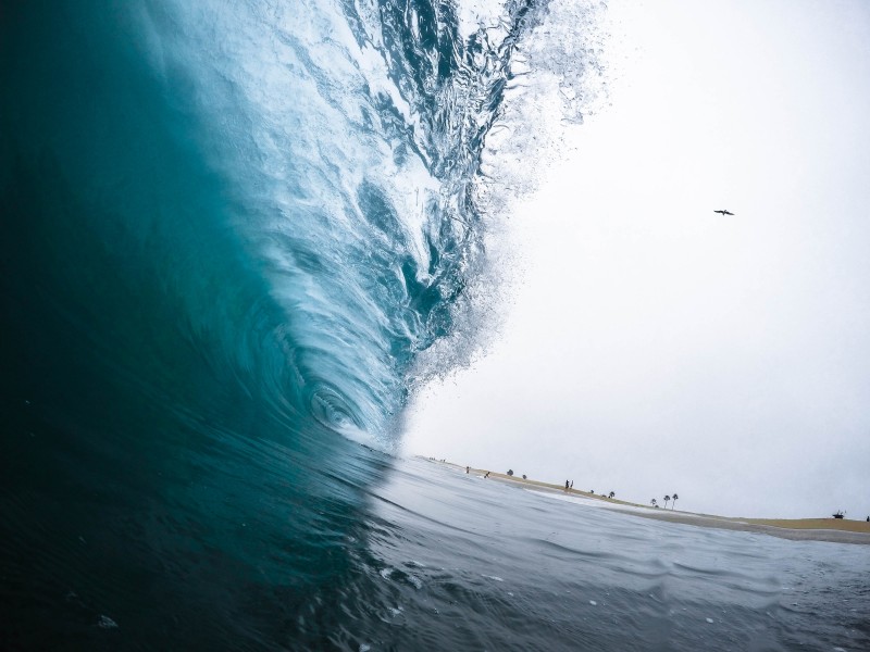 点击大图看下一张：翻滚的海浪图片