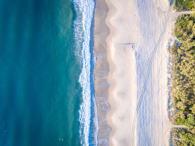 点击大图看下一张：海浪拍打海滩俯视图图片