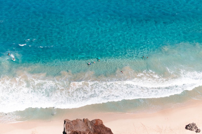 点击大图看下一张：海浪拍打海滩俯视图图片