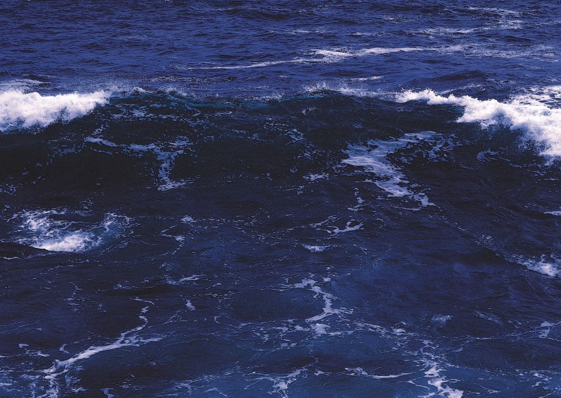 点击大图看下一张：海浪激流图片