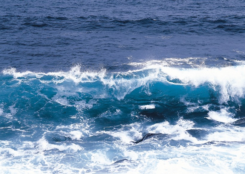点击大图看下一张：海浪激流图片