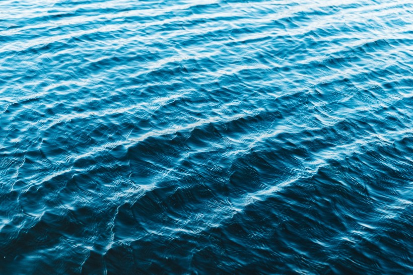 点击大图看下一张：蔚蓝的海面图片