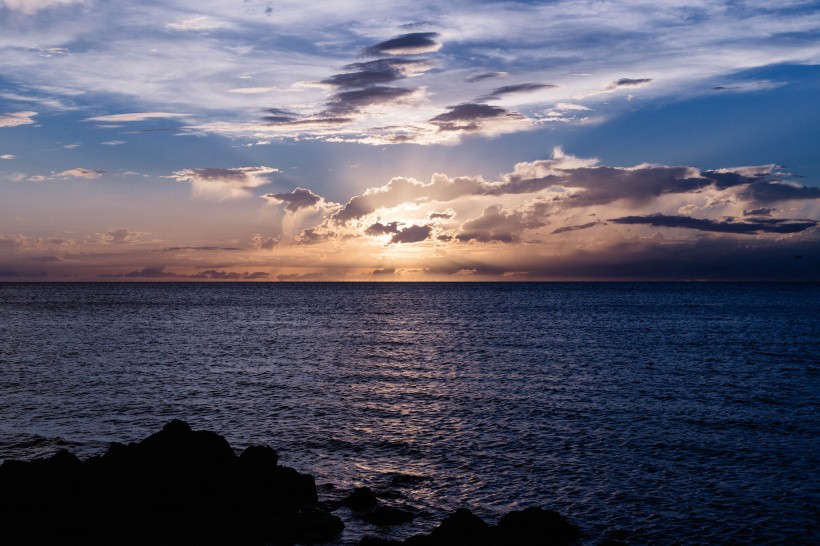 点击大图看下一张：海面上的日出风景图片