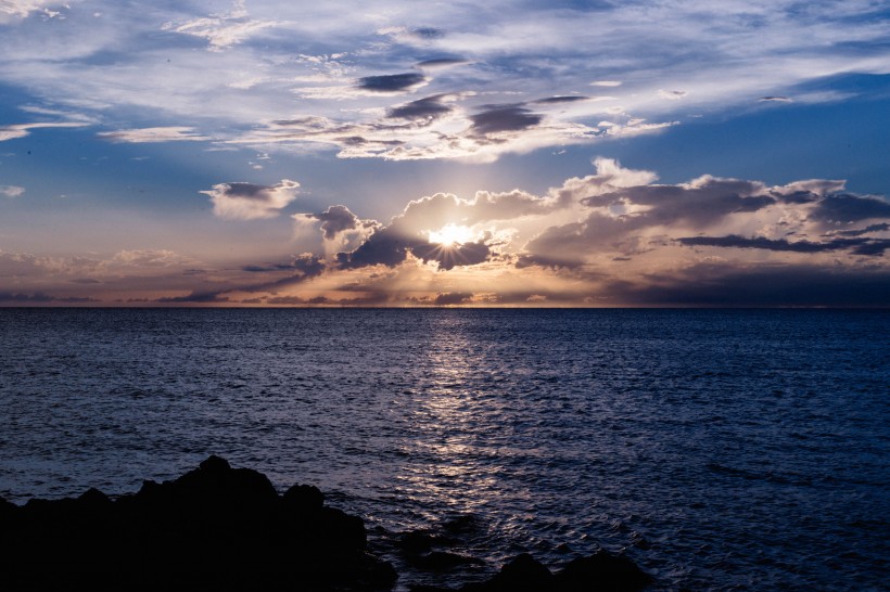 点击大图看下一张：海面上的日出风景图片