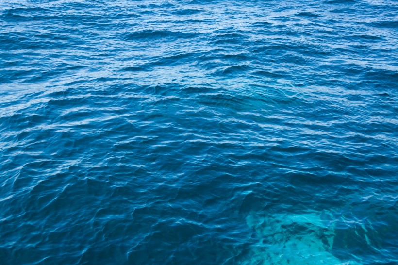 点击大图看下一张：清澈的海水图片