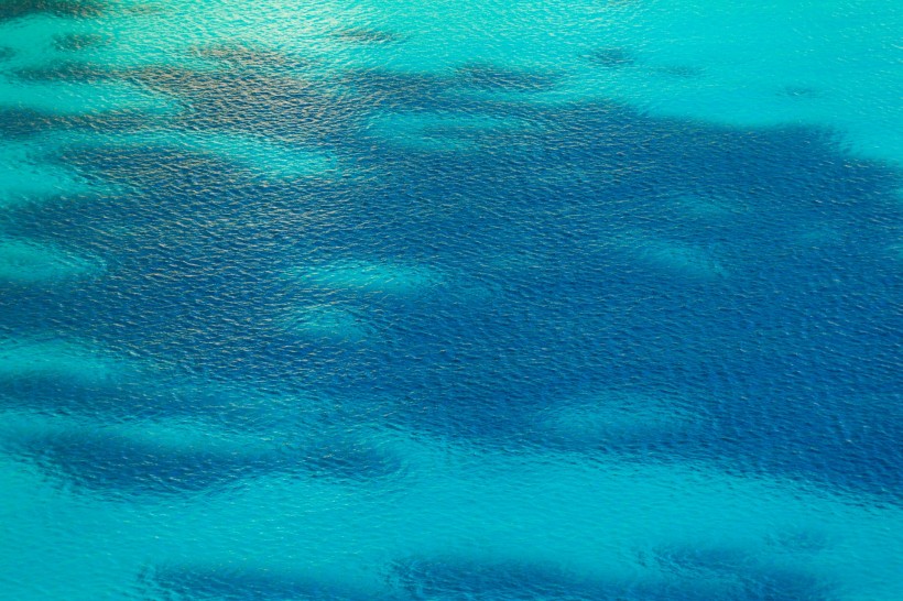 点击大图看下一张：清澈的海水图片