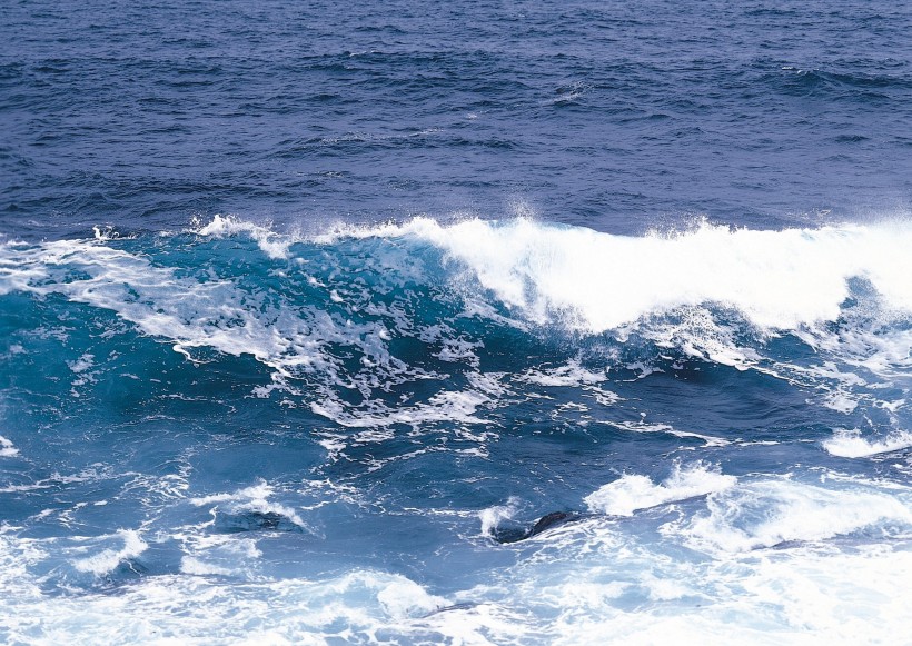 点击大图看下一张：波涛的海水图片