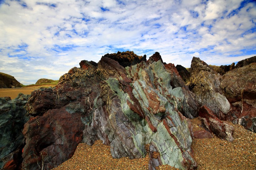 点击大图看下一张：纽伯勒海滩的石头图片