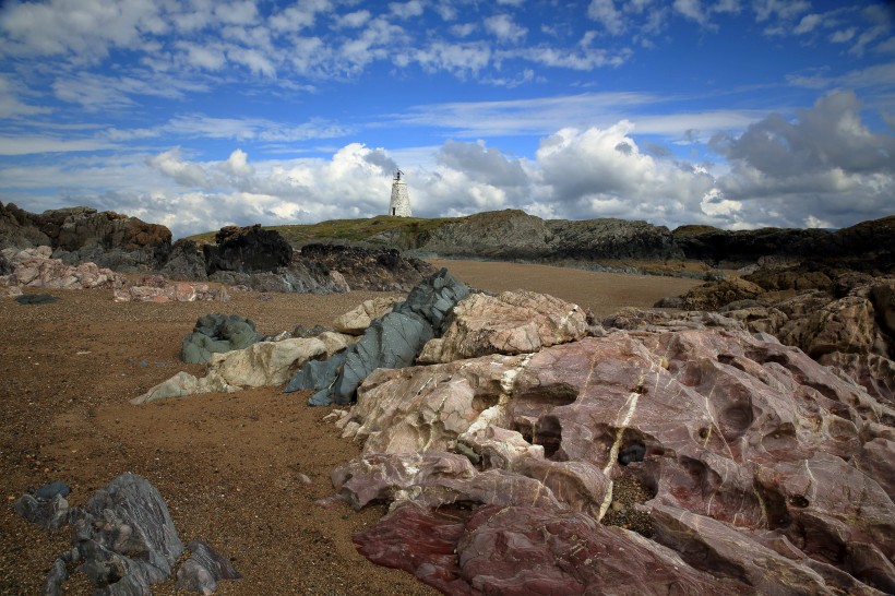点击大图看下一张：纽伯勒海滩的石头图片
