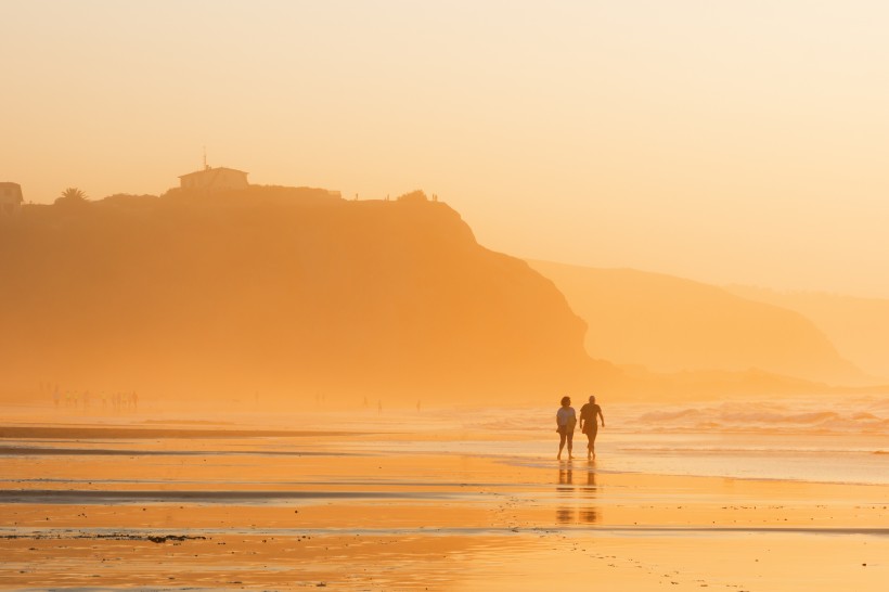 点击大图看下一张：海滩黄昏行走图片