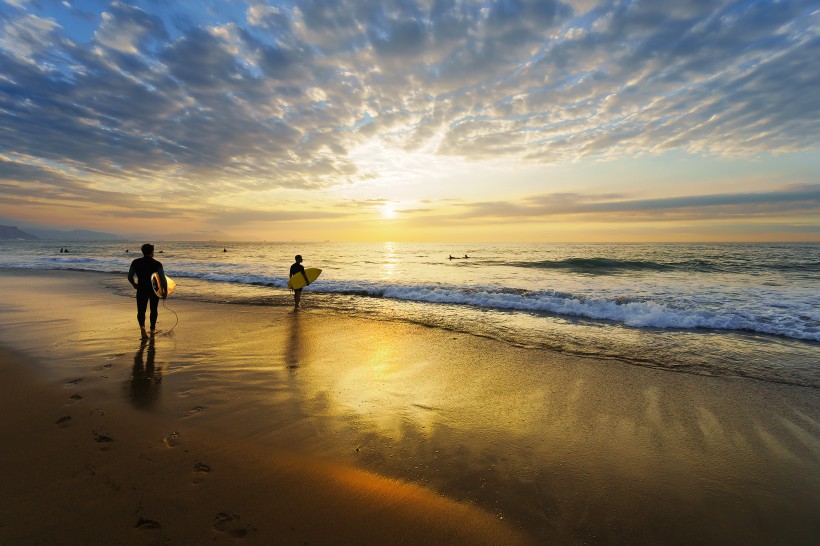 点击大图看下一张：海滩黄昏行走图片