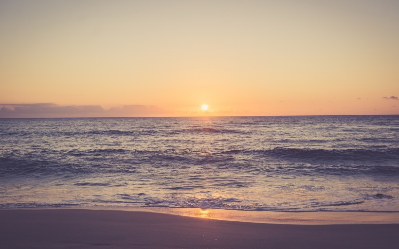 点击大图看下一张：海滩日落美景图片