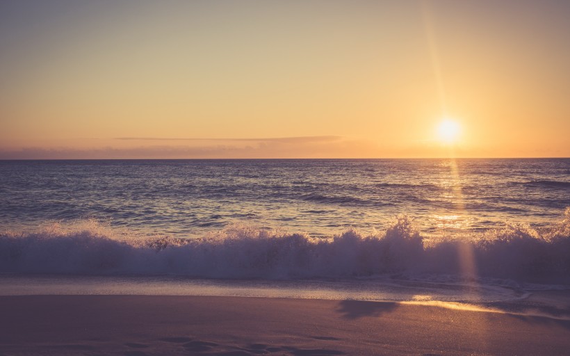 点击大图看下一张：海滩日落美景图片