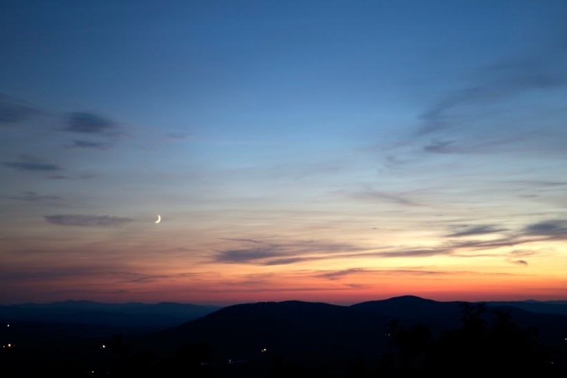点击大图看下一张：黄昏时天空美景图片