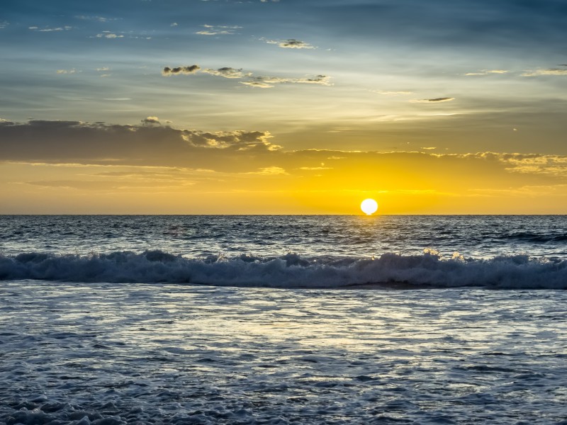 点击大图看下一张：黄昏海滩风景图片