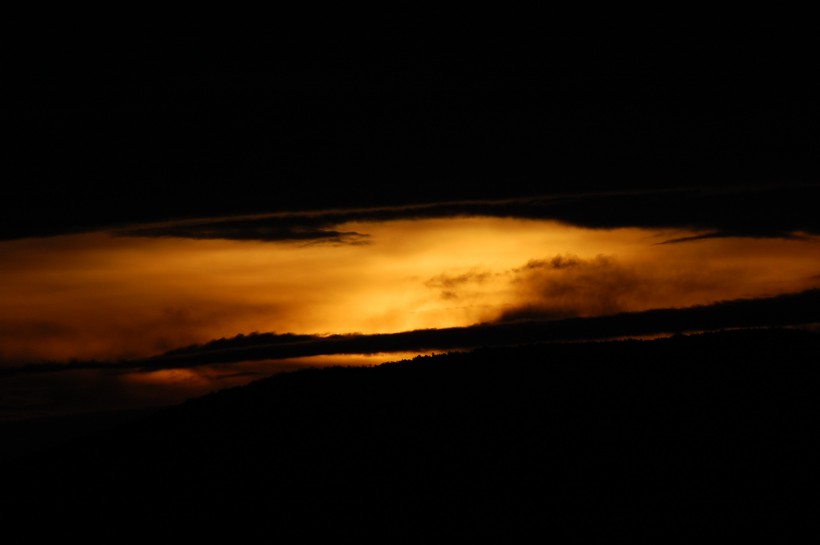 点击大图看下一张：黄昏时天边的云彩图片